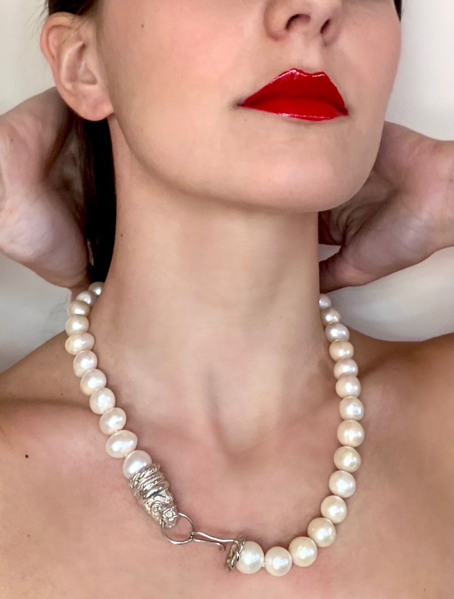 COLLANA DI PERLE CON CHIUSURA LEONE IN ARGENTO