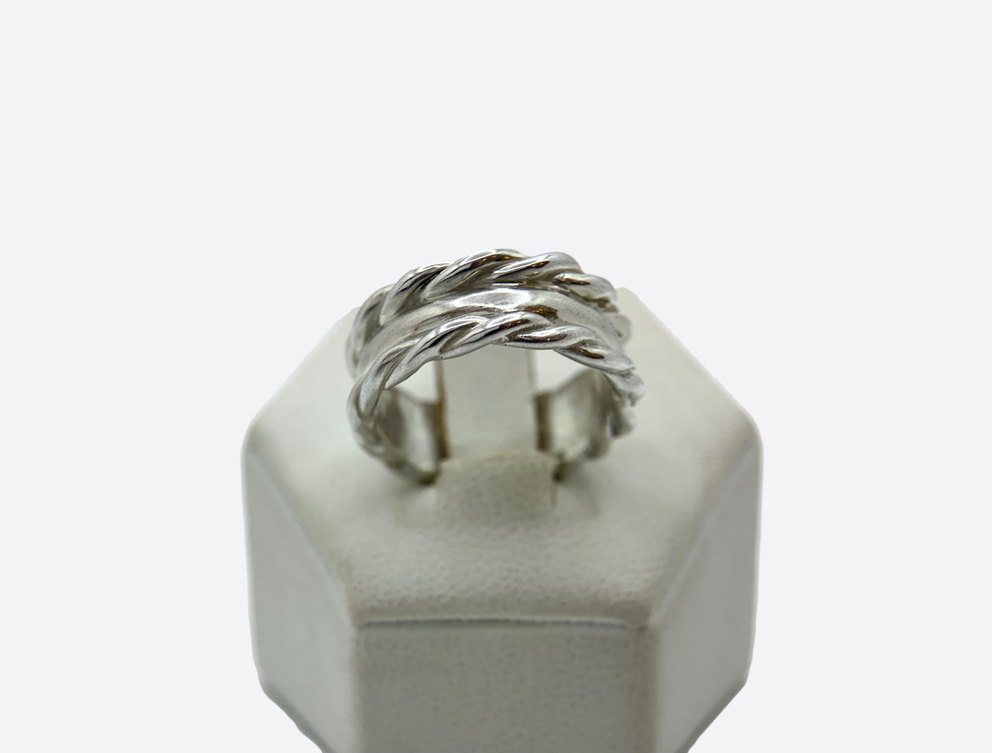 Anello artigianale in argento con fascia lavorata.