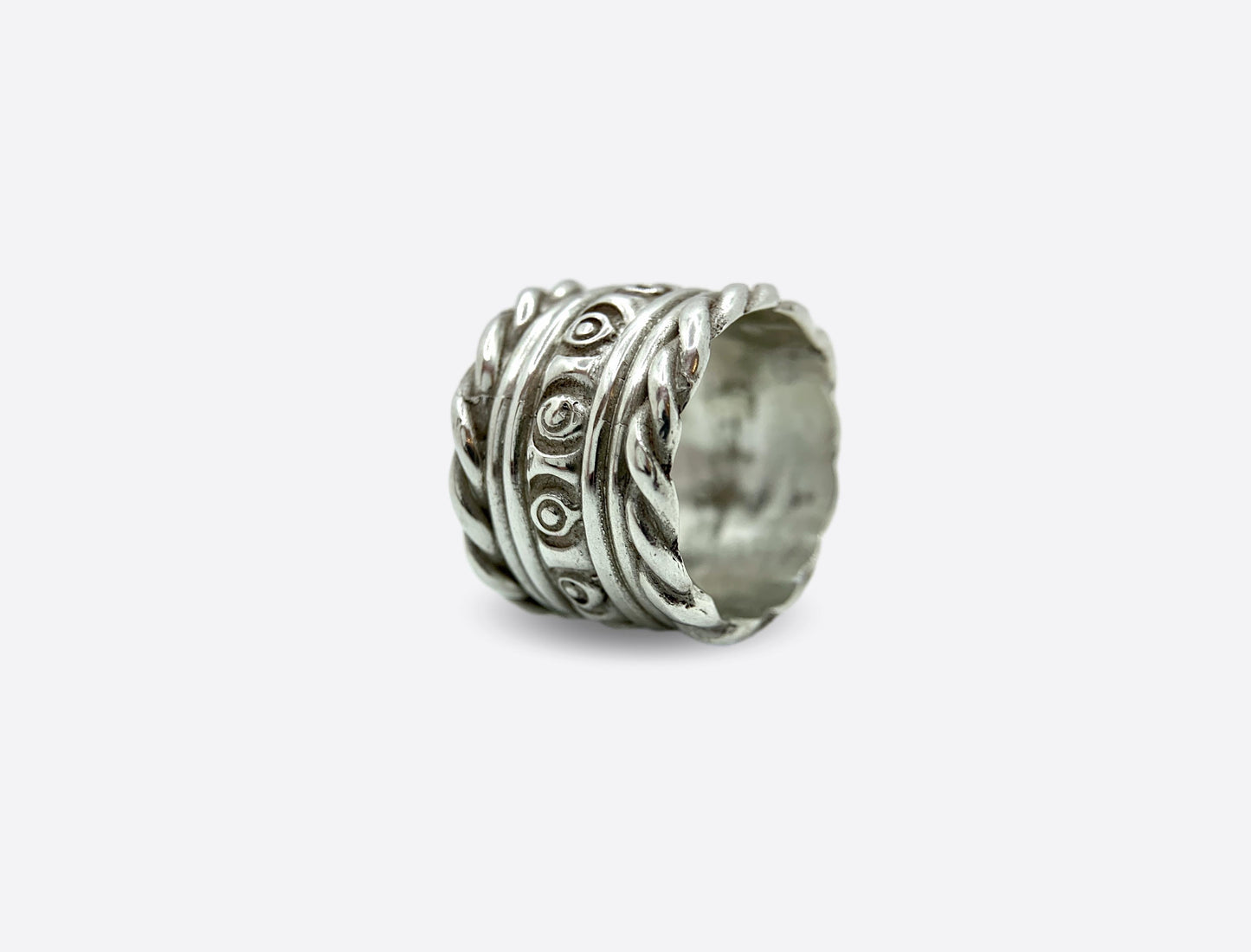 Anello artigianale in argento con fascia lavorata.