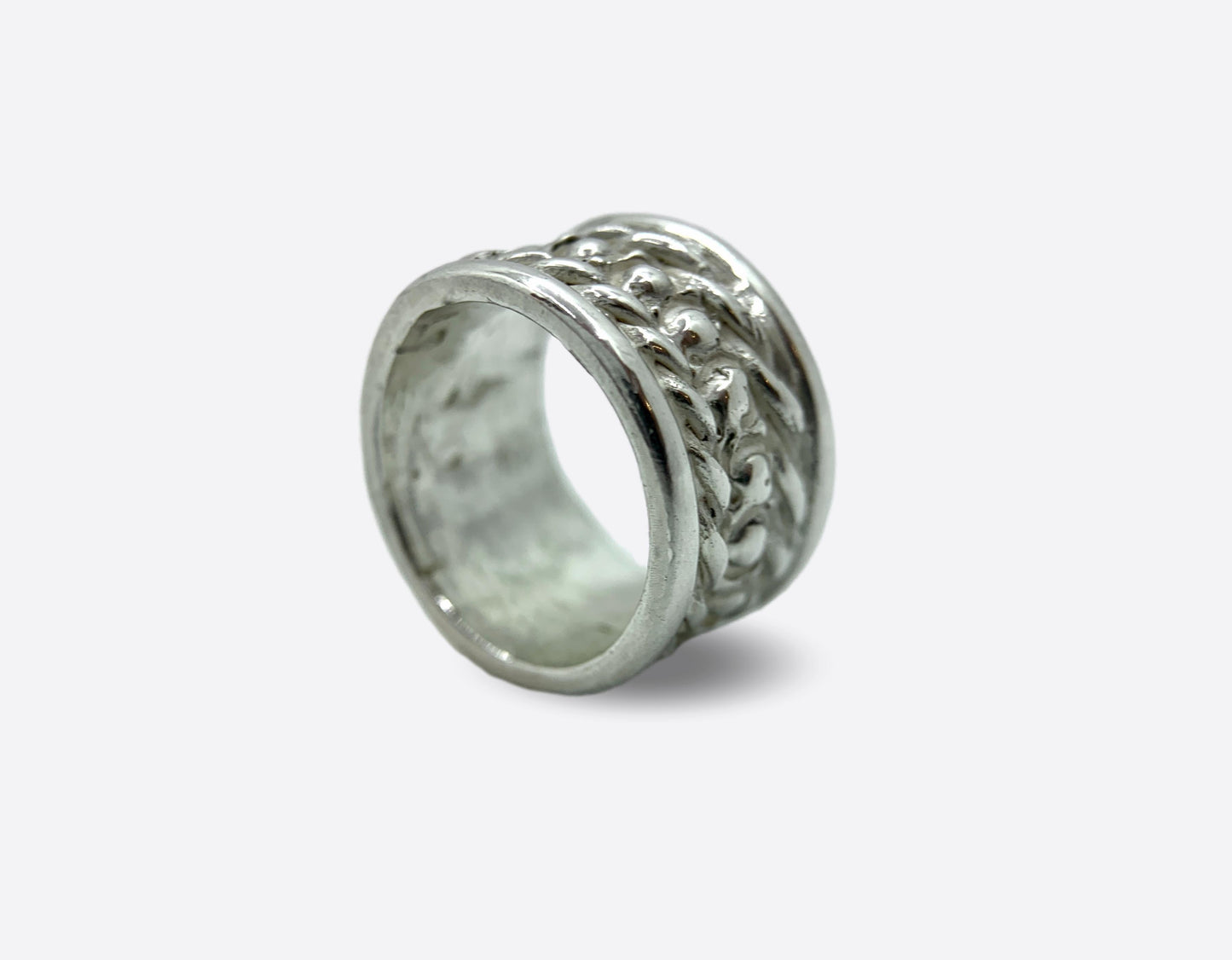 Anello artigianale in argento con fascia lavorata.