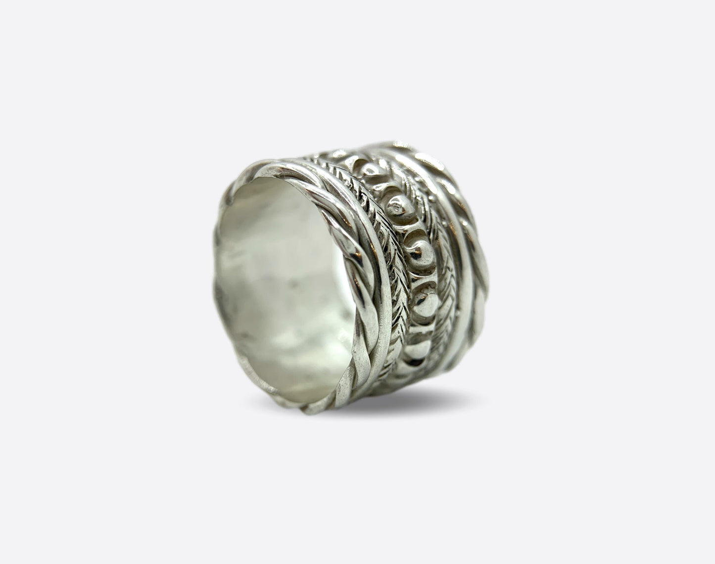 Anello artigianale in argento con fascia lavorata.