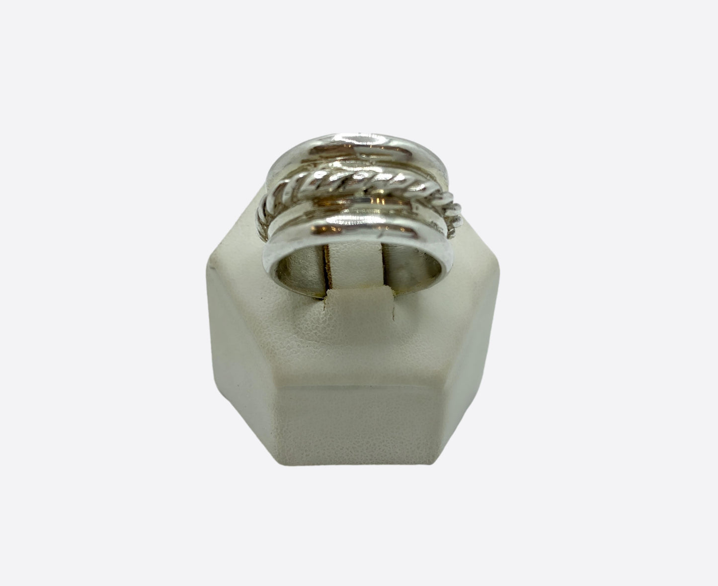 Anello artigianale in argento con fascia lavorata.