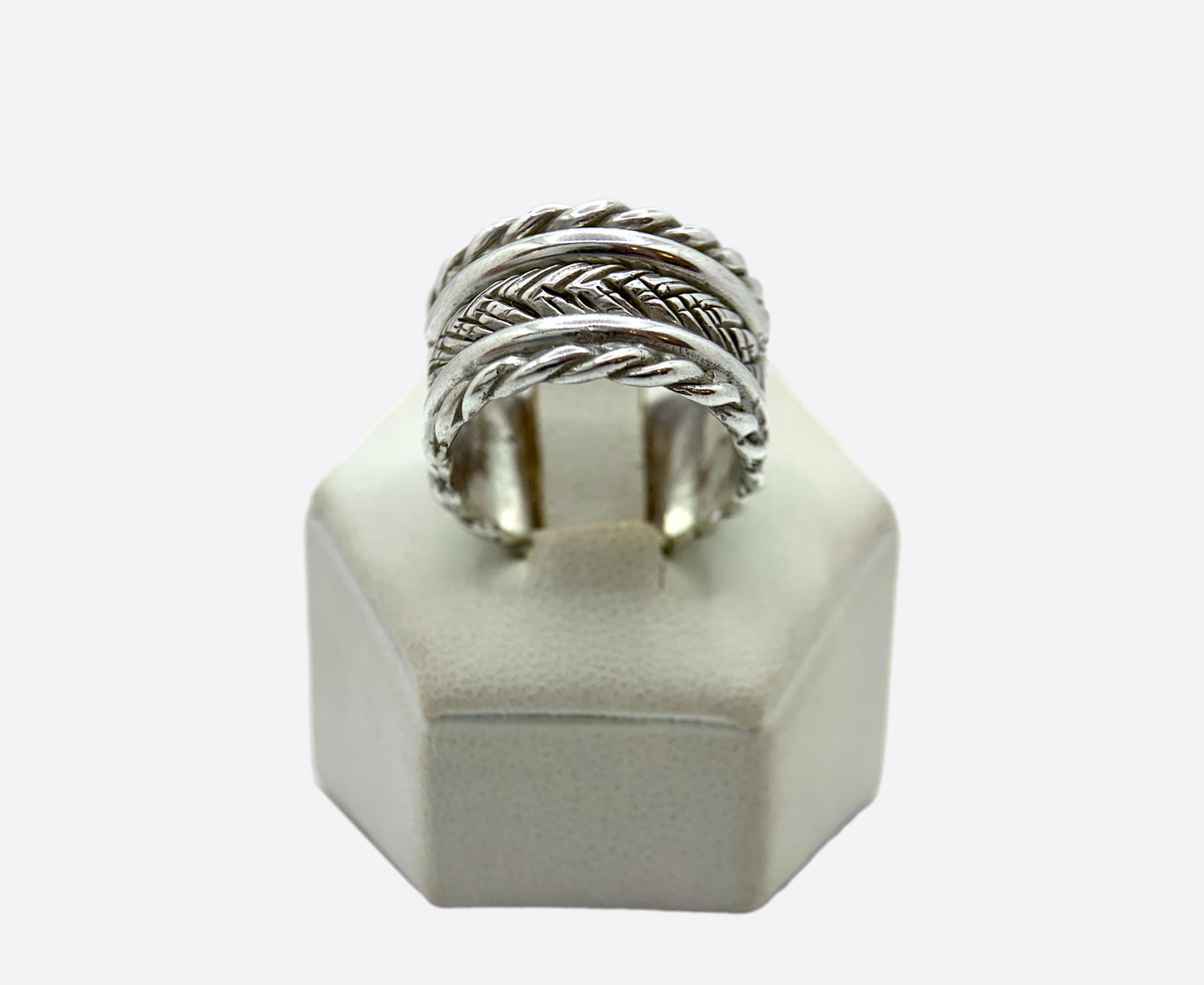 Anello artigianale in argento con fascia lavorata.