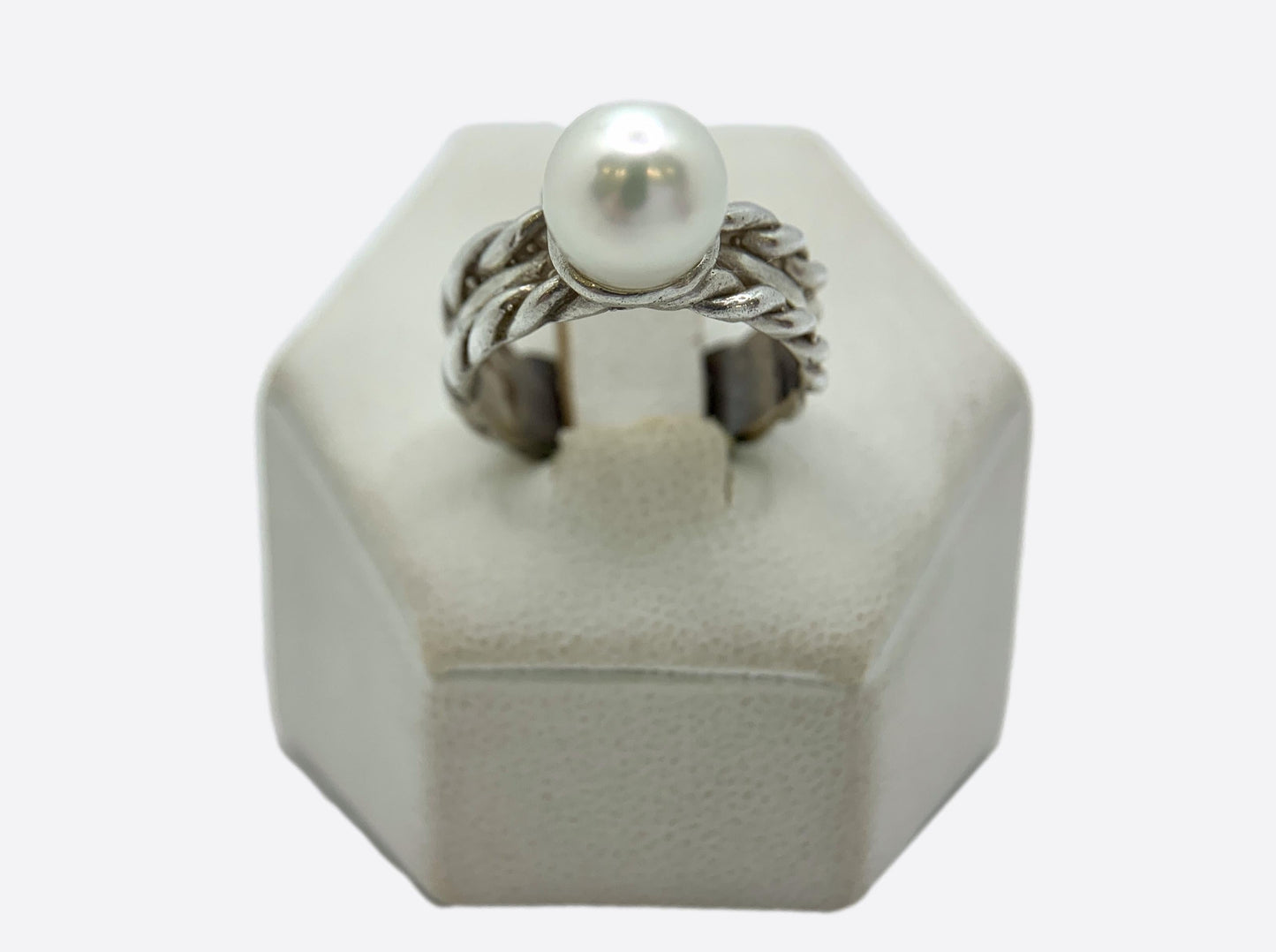 Anello artigianale con fascia lavorata in argento e perla bianca.