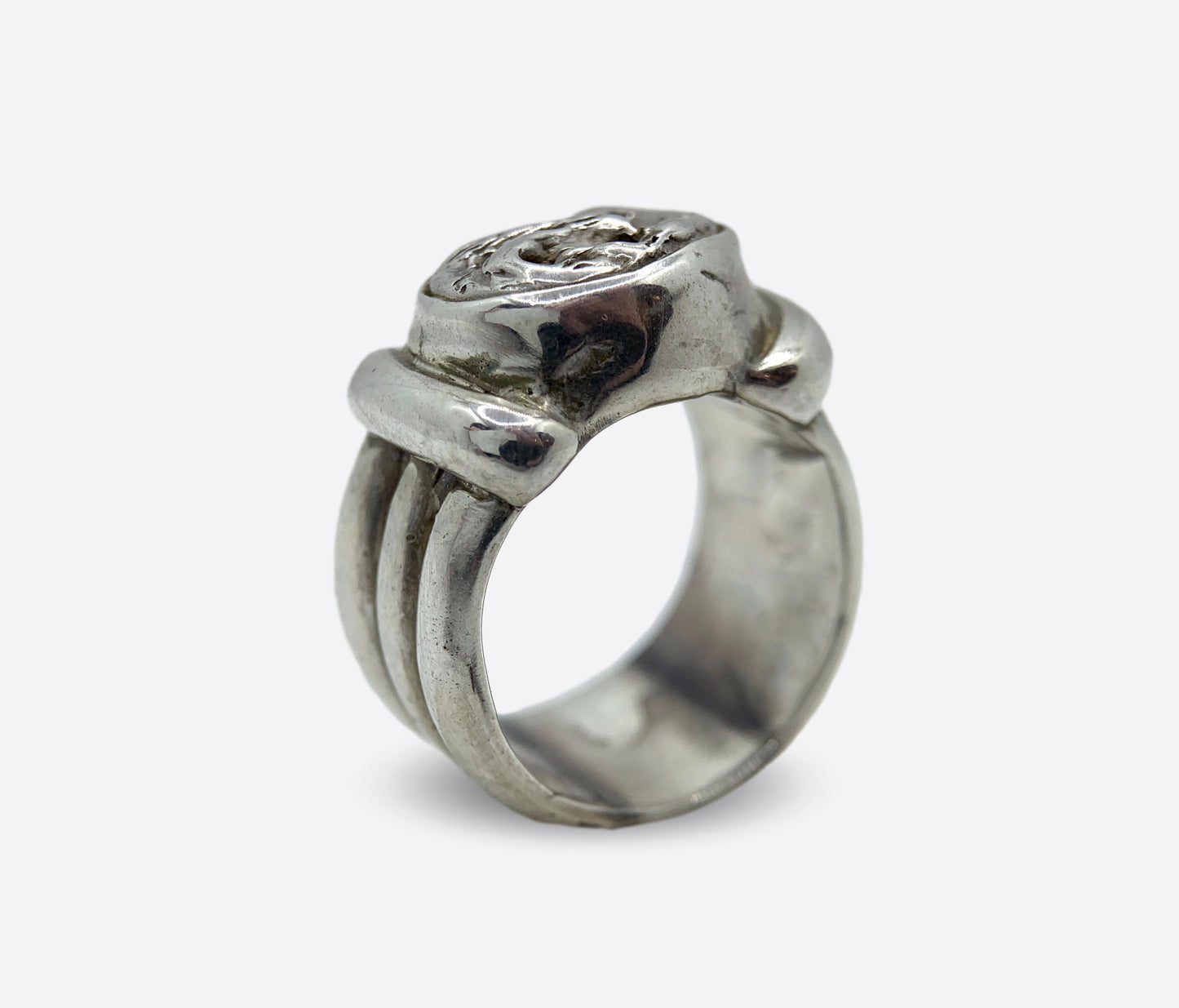 Anello artigianale in argento con calco di ippogrifo.