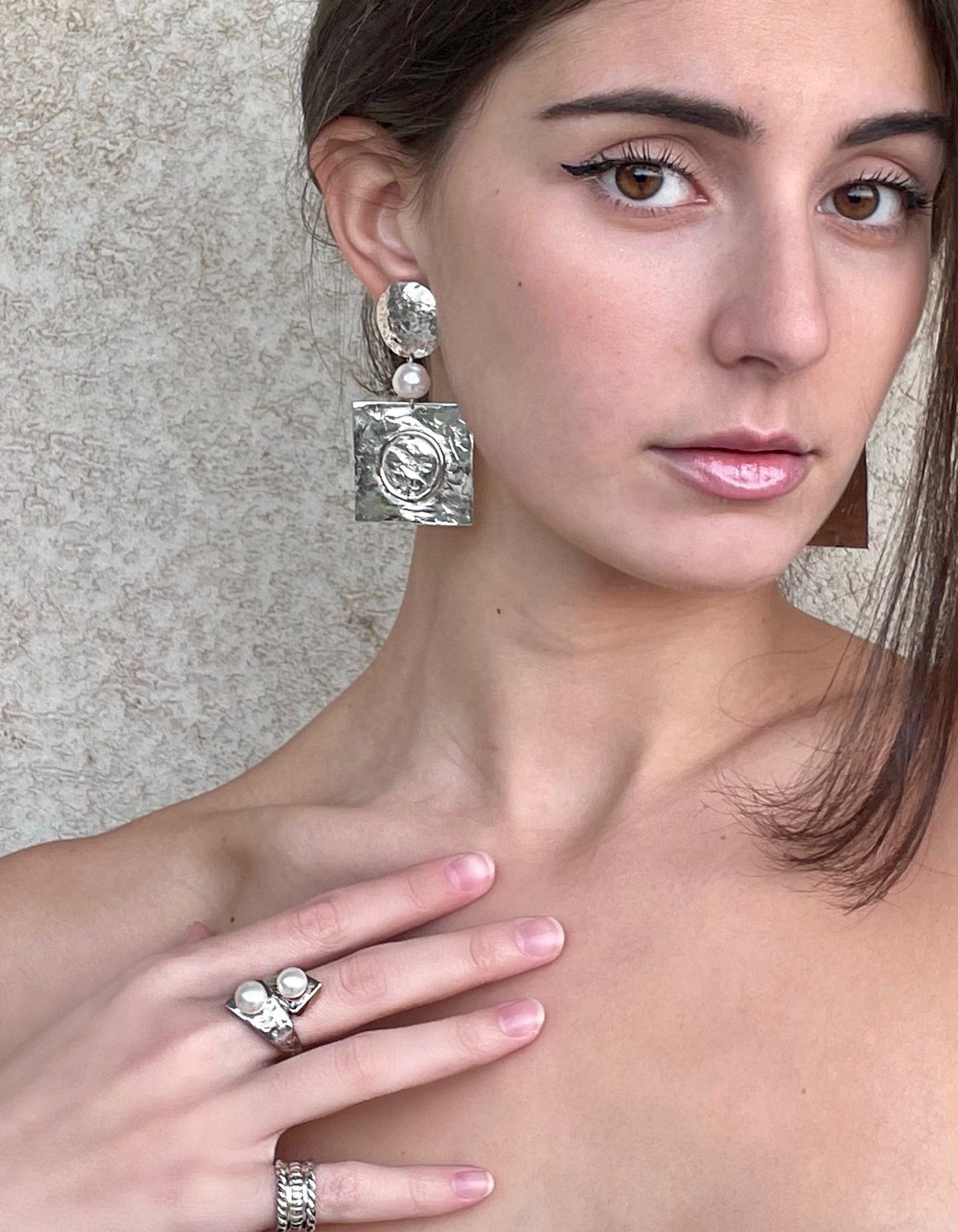 Anello Artigianale Contrarié in Argento con perle bianche.