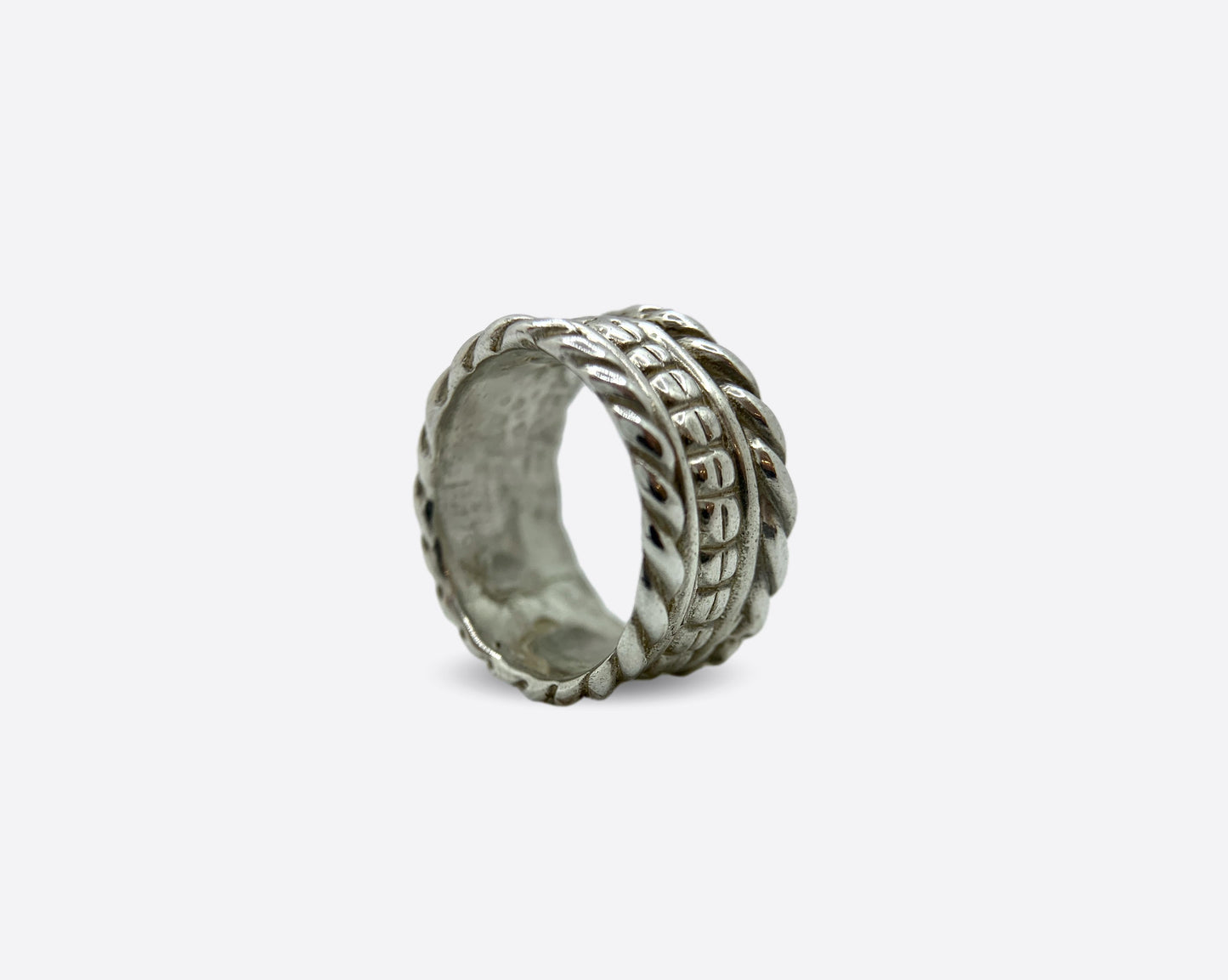Anello artigianale in argento con fascia lavorata.