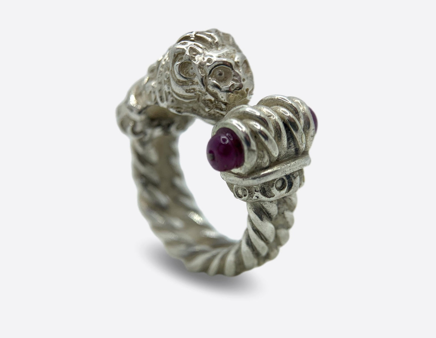 Anello artigianale in Argento con leone e rubini imperniati.