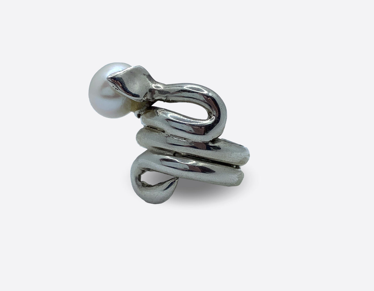 Anello artigianale Serpente in Argento con Perla bianca.
