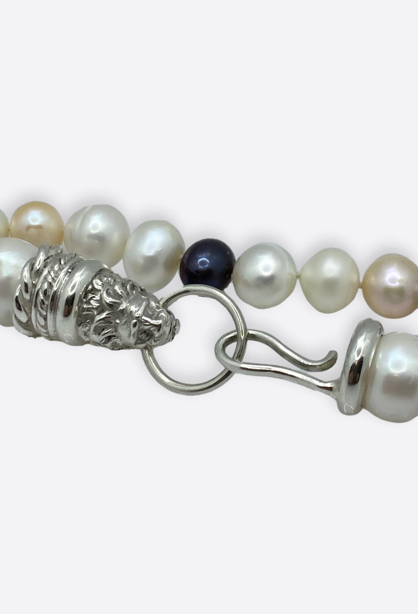 Collana miscellanea di Perle con chiusura Leone in Argento