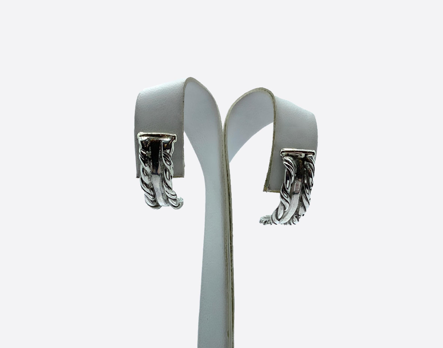 Orecchini artigianali in argento con treccia dorica.