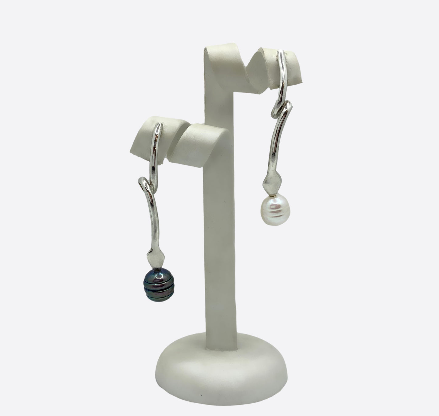 Orecchini Serpente in Argento con Perla Grigia e Bianca.