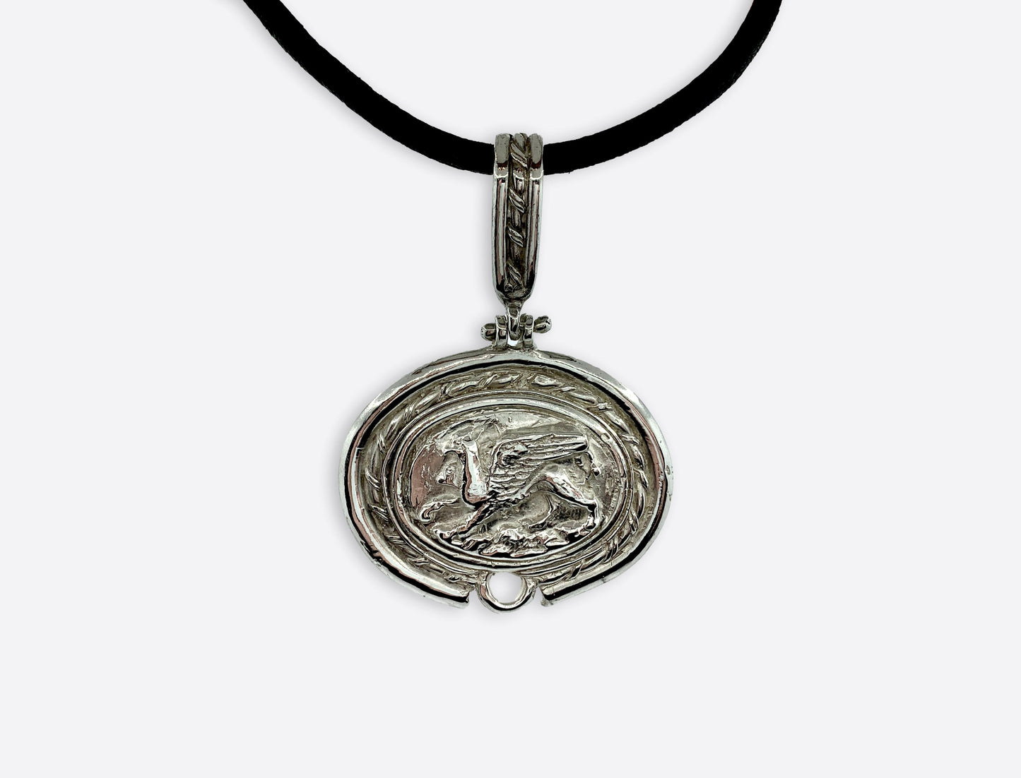 Pendente artigianale in Argento con calco di ippogrifo.