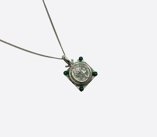 pendente artigianale in argento con smeraldi e calco di moneta antica raffigurante i dio apollo