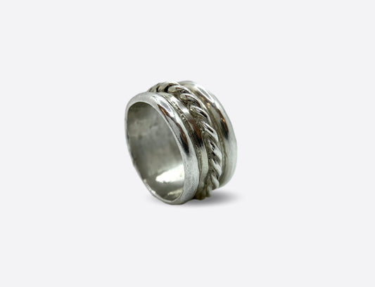 Anello artigianale in argento con fascia lavorata. 