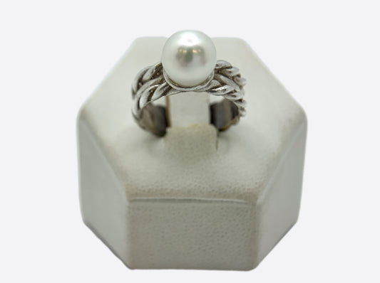 Anello artigianale con fascia lavorata in argento e perla bianca. 