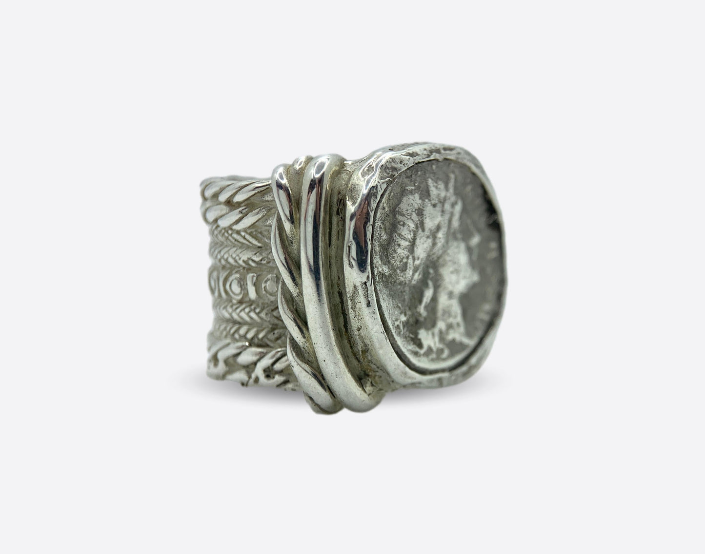 anello artigianale in argento apollo con fascia lavorata