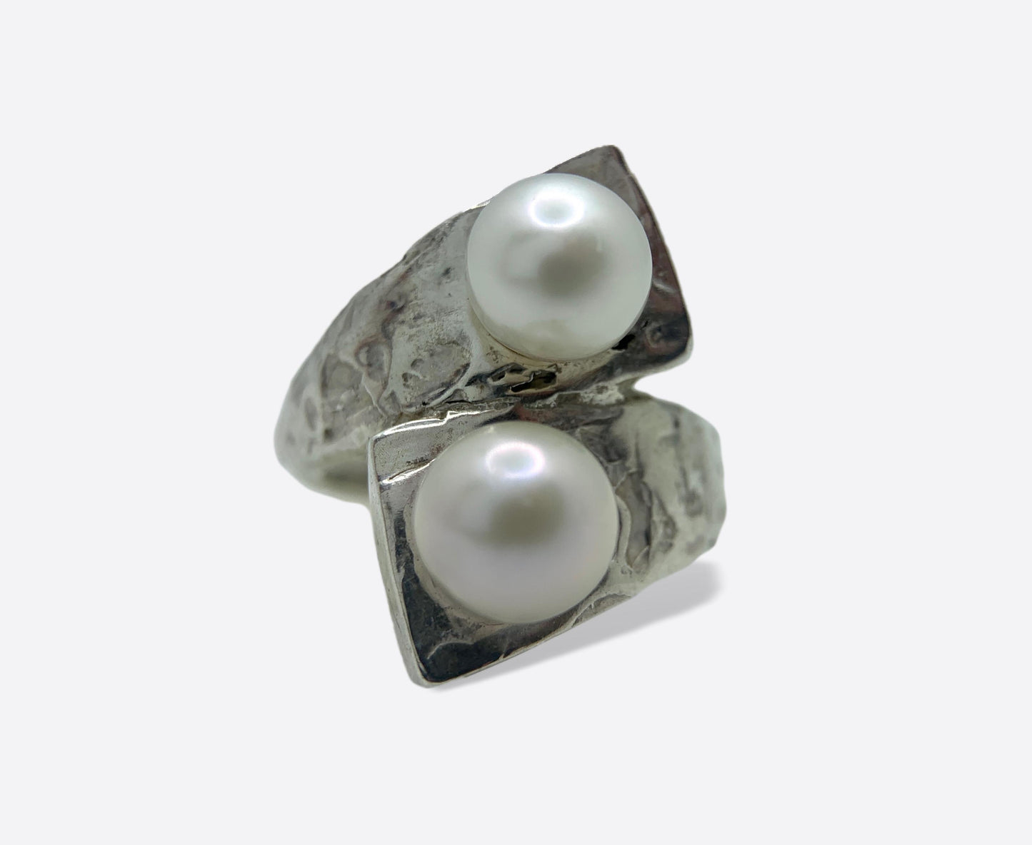 Anello Artigianale Contrarié in Argento con perle bianche. 