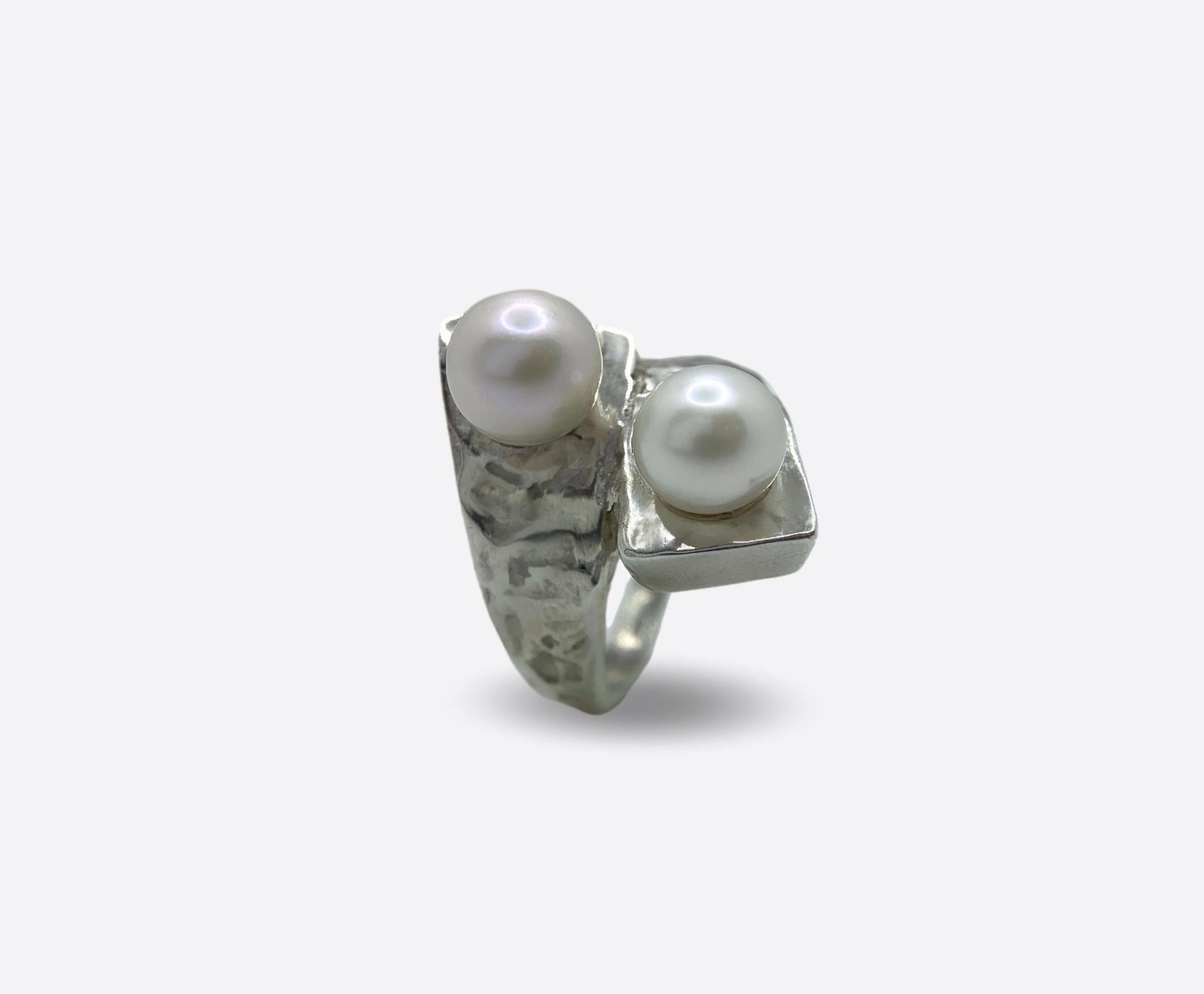 Anello Artigianale Contrarié in Argento con perle bianche.