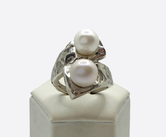 Anello Artigianale Contrarié in Argento con perle bianche. 