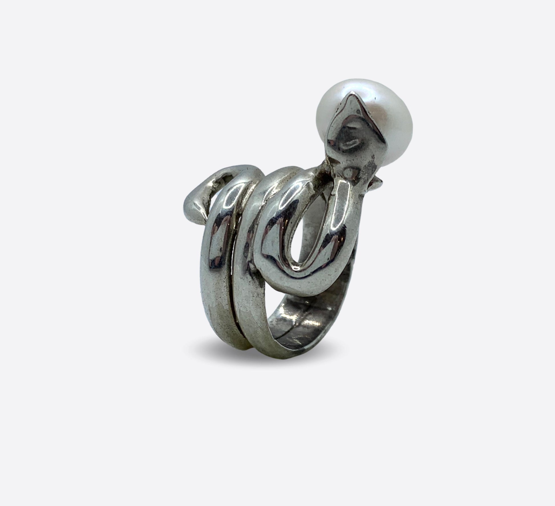 Anello artigianale Serpente in Argento con Perla bianca. 