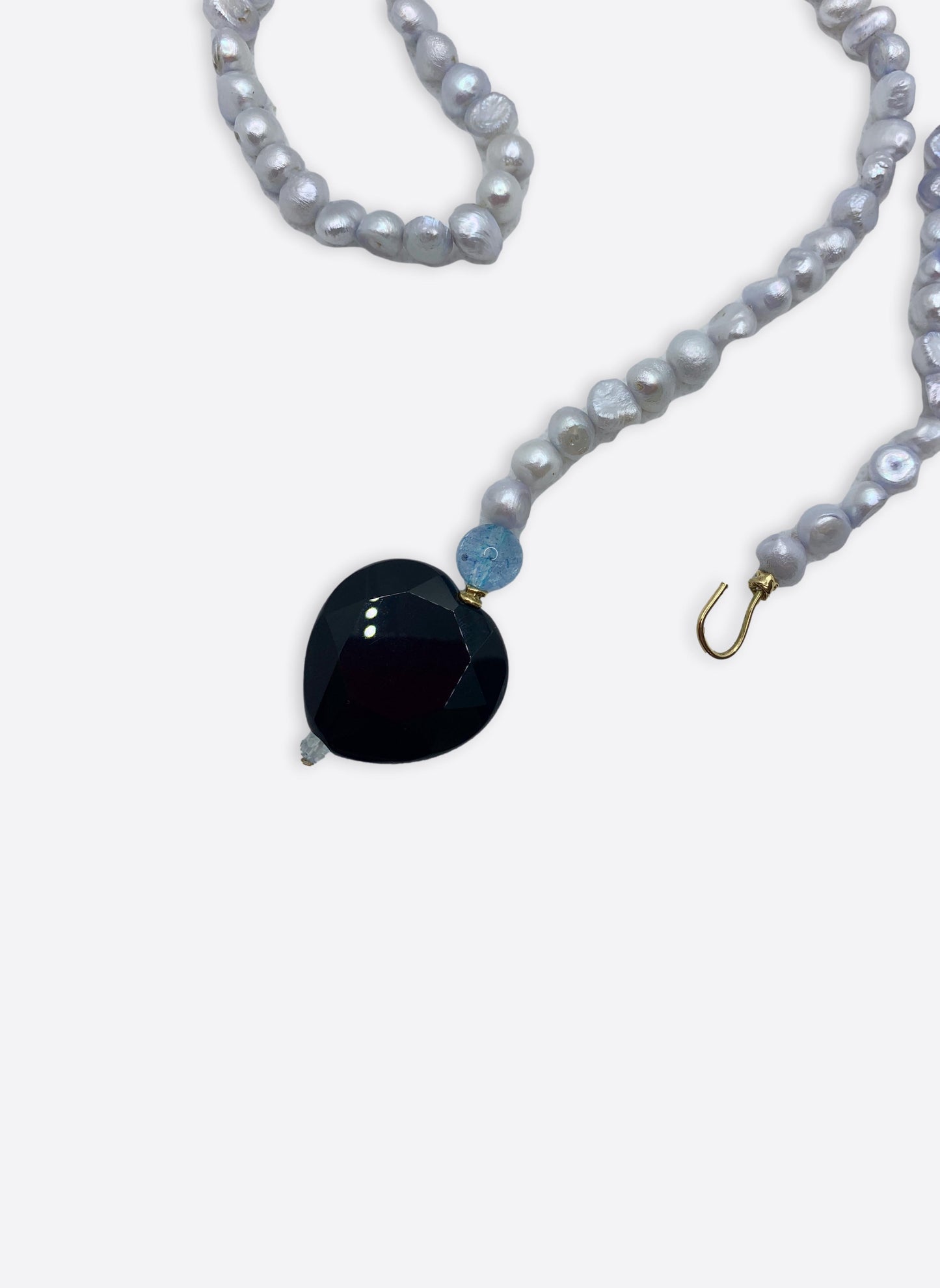 COLLANA REGOLABILE CON PERLE COLORATE, ORO E PENDENTE CUORE ONICE