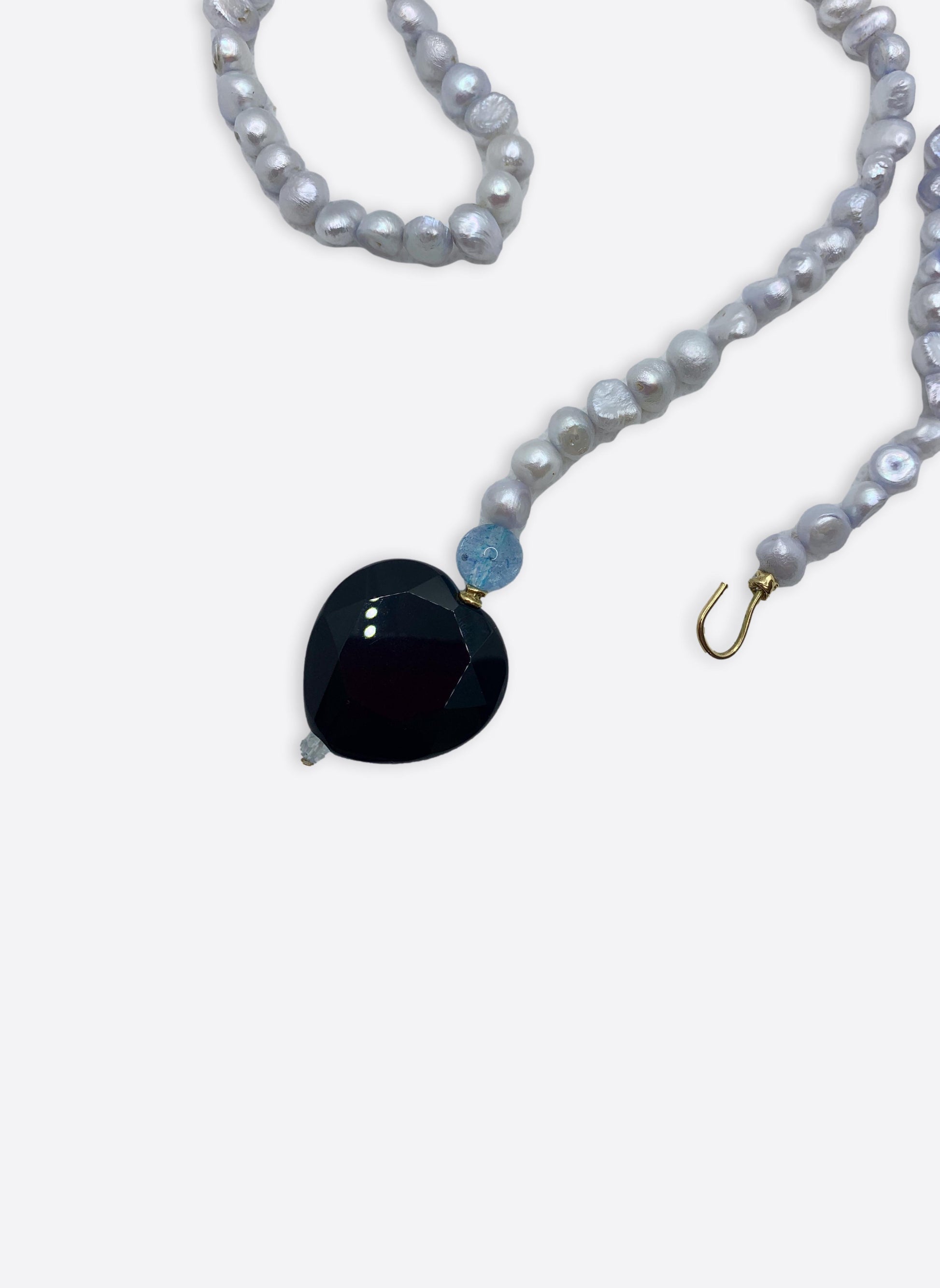 COLLANA REGOLABILE CON PERLE COLORATE, ORO E PENDENTE CUORE ONICE