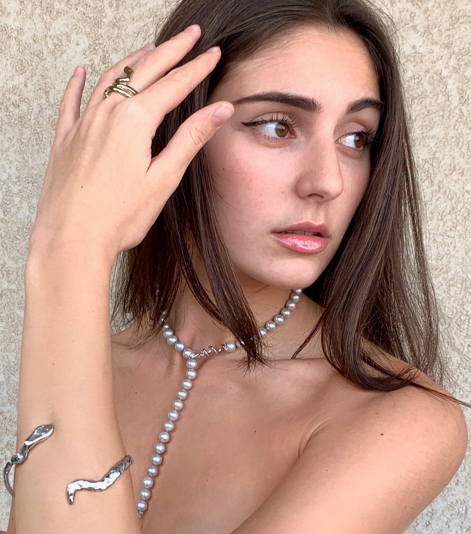 modella con bracciale artigianale serpente in argento