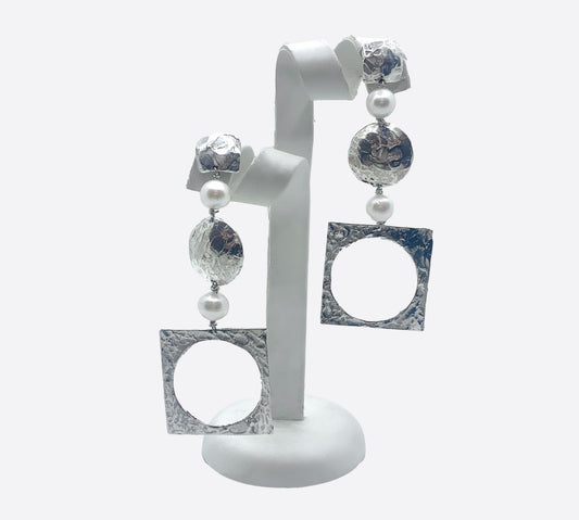 orecchini artigianali in argento con perle imperniate